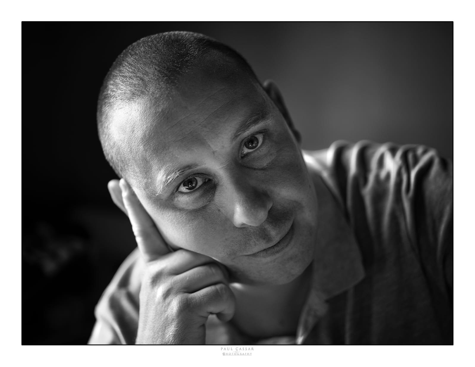 Portrait en noir et blanc de Julien Gay, fondateur de Xénodrone