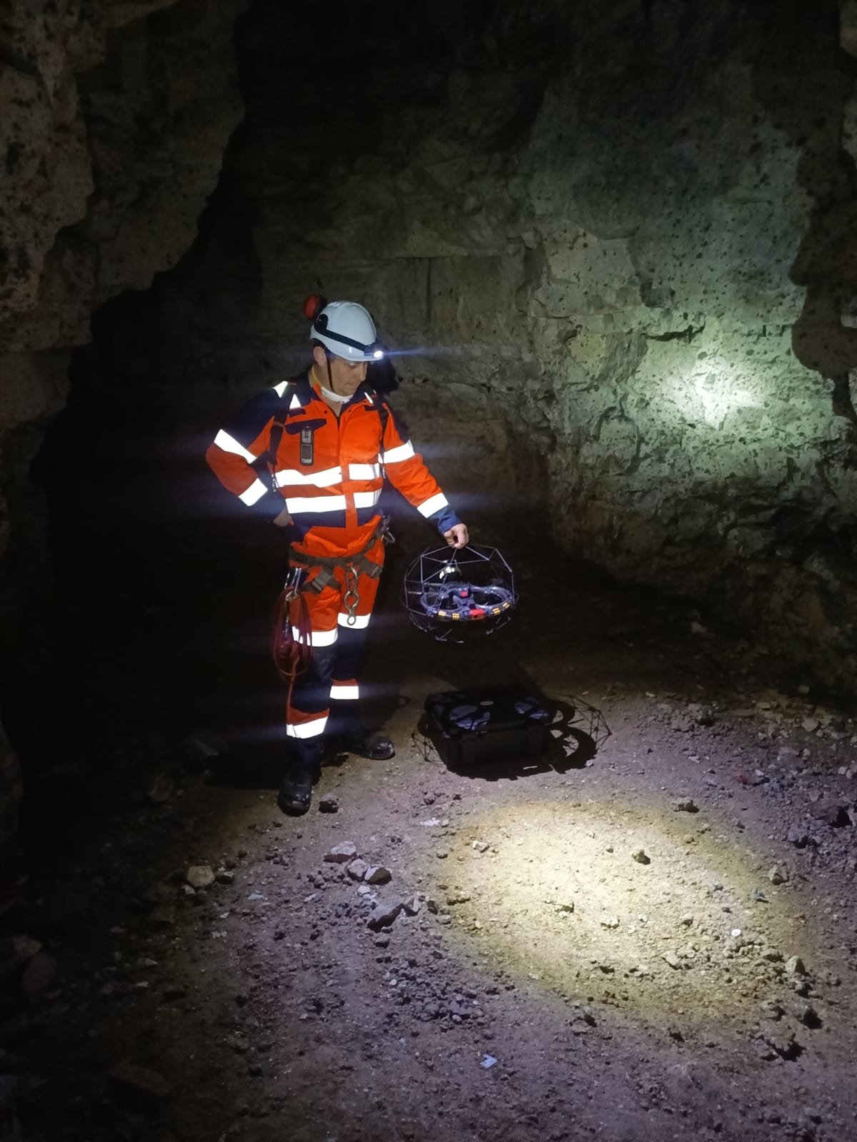 Opérateur en tenue de terrain avec un drone Elios 3 dans une cavité